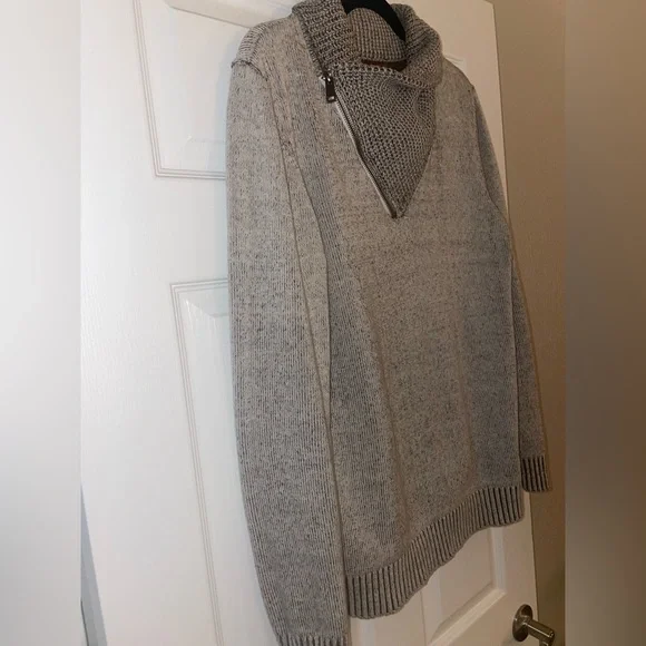 GUESS LOS ANGELES. Material is mostly cotton with some wool and bamboo. Size M - Picture 8 of 10